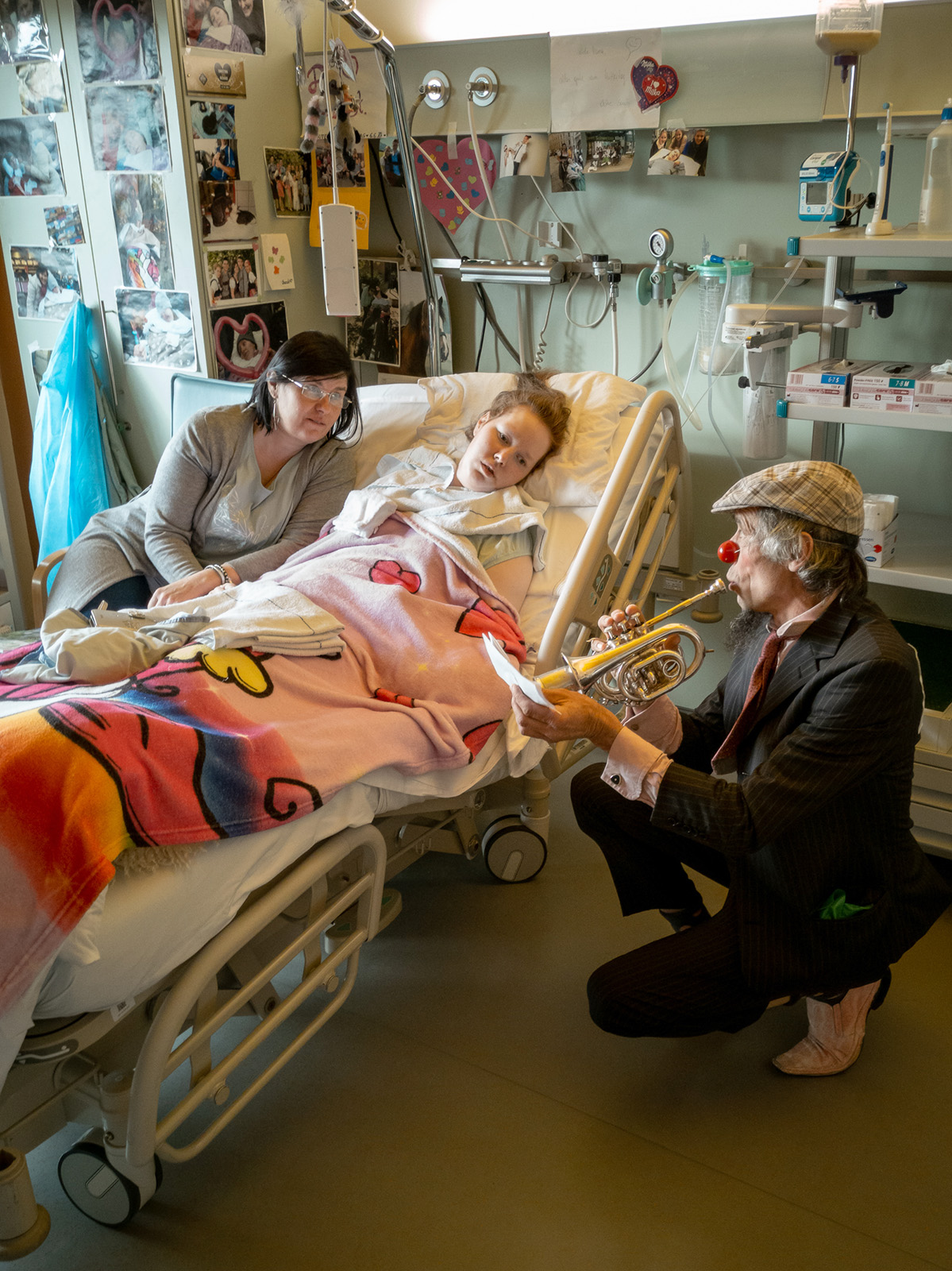 Franz besucht Wackomapatientin und spielt ihr leise etwas auf Trompete vor