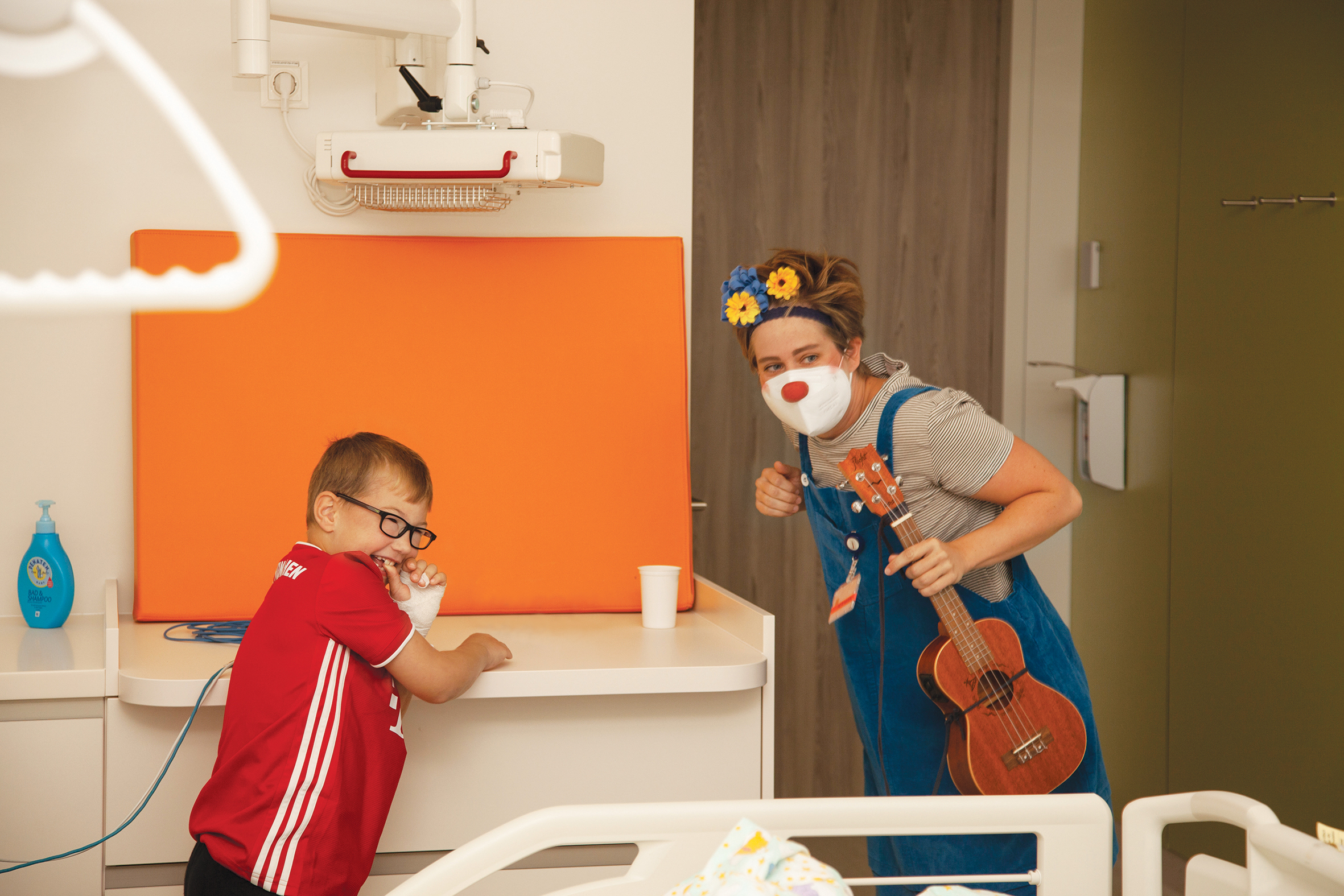 Christian heckt mit Clownin Paula ein Plan aus