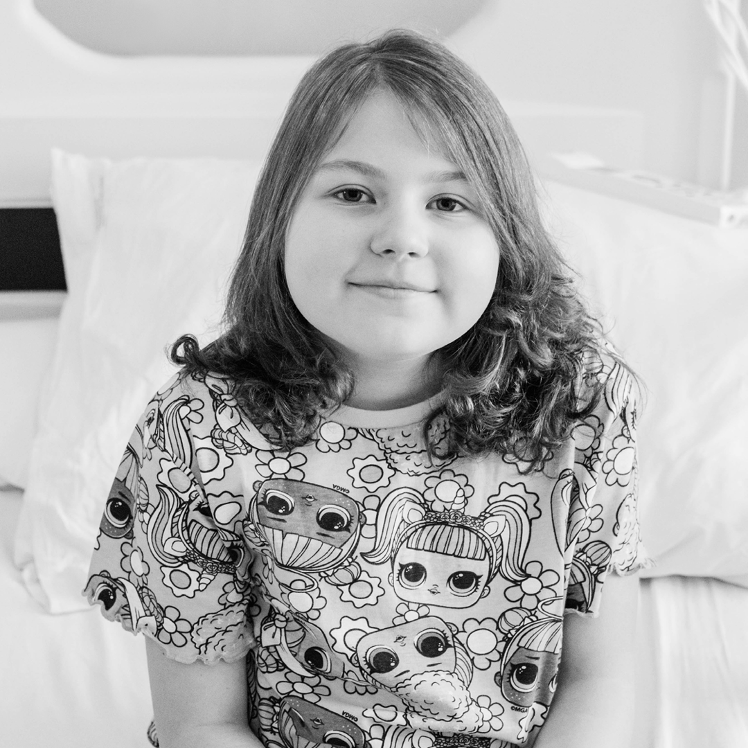 Ein schwarz-weiß Bild von Lina im Spital.