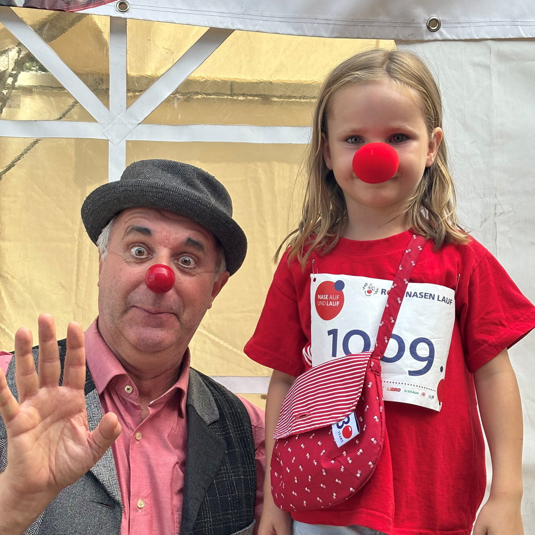 Clown Ernesto und ein Kind beim ROTE NASEN LAUF.