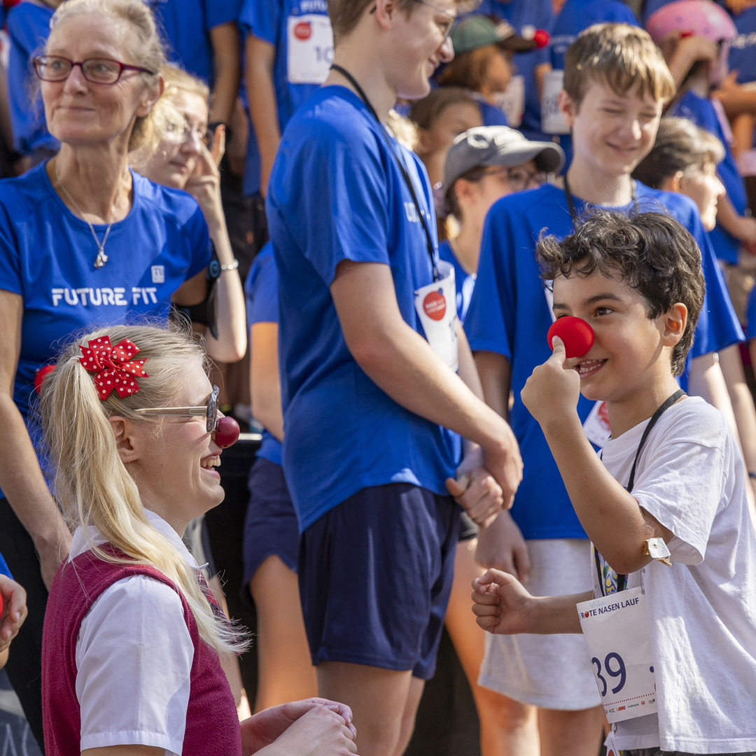 Clownin Josefine mit Läufer*innen der TU Wien beim ROTE NASEN LAUF in Wien.