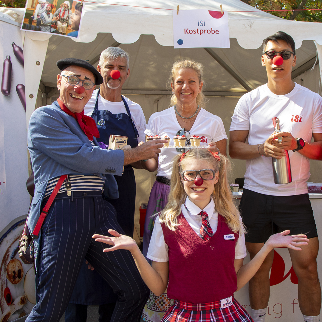 Clowns mit Mitarbeiter*innen von isi beim ROTE NASEN LAUF.