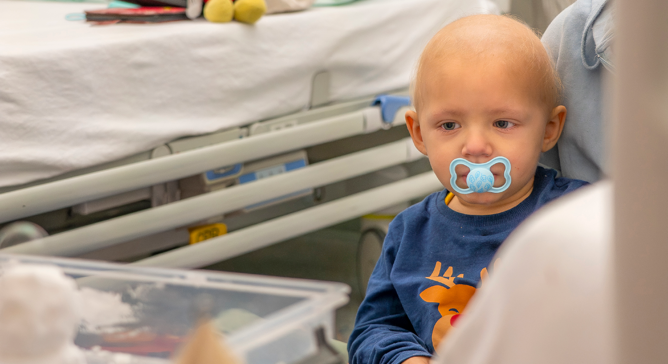 Der kleine Levi auf der Schoß seiner Mutter.