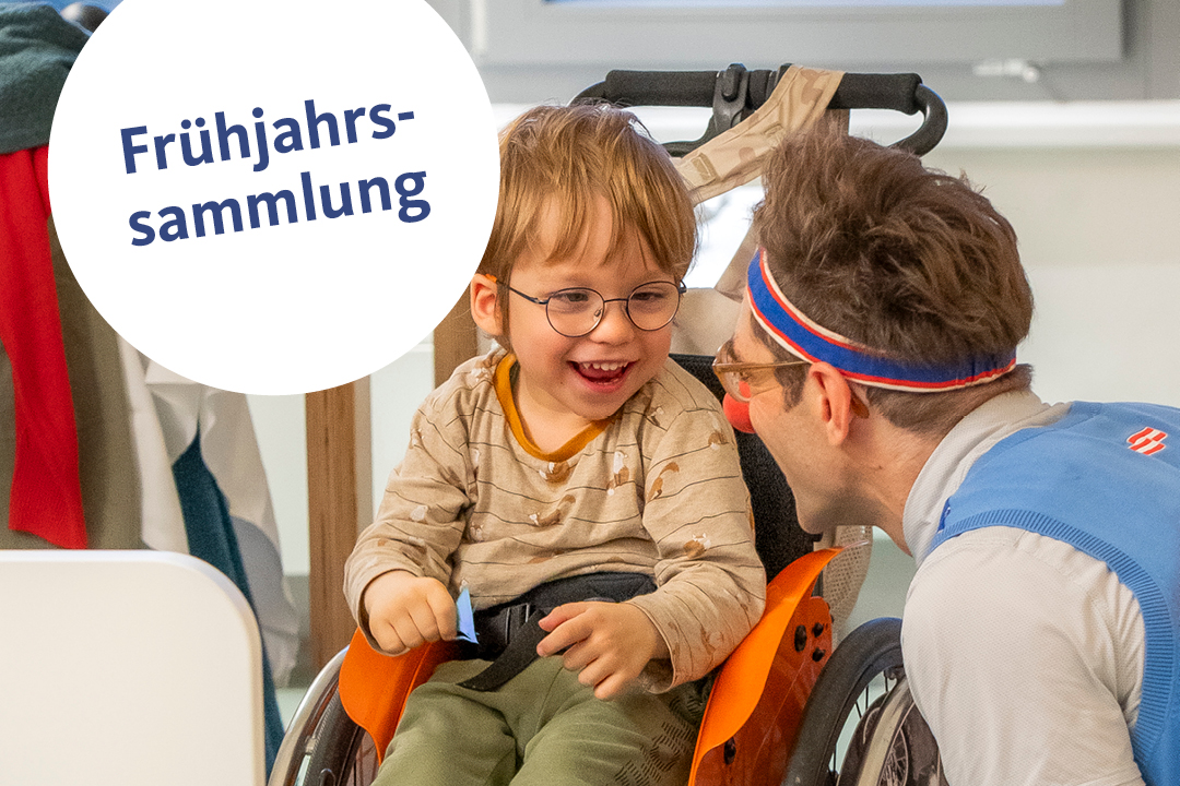 Junge im Rollstuhl lacht mit Clown. Weißer Kreis mit "Frühjahrssammlung" Aufschrift.