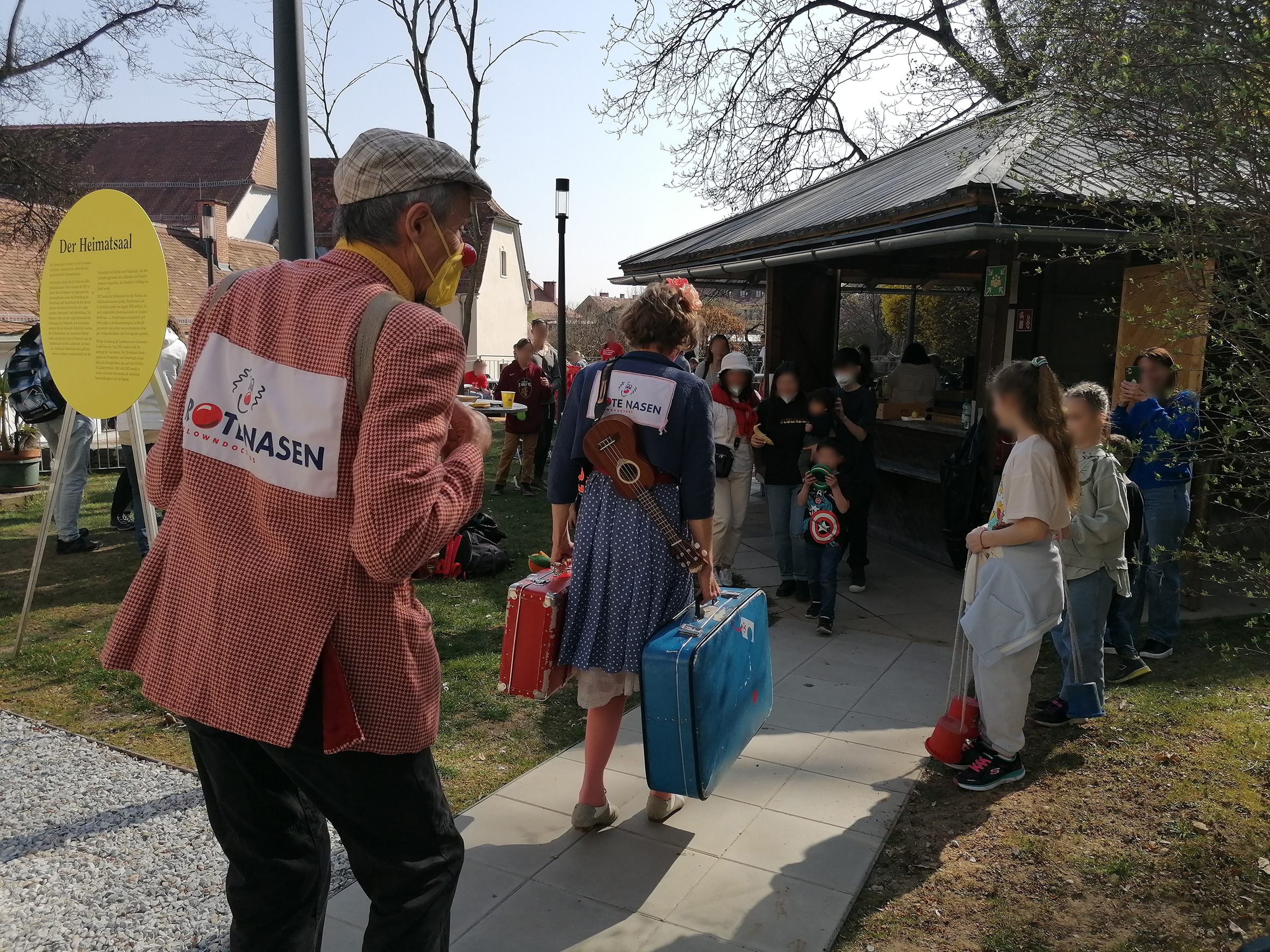 Die Clowns der ROTE NASEN besuchen geflüchtete Kinder aus der Ukraine.