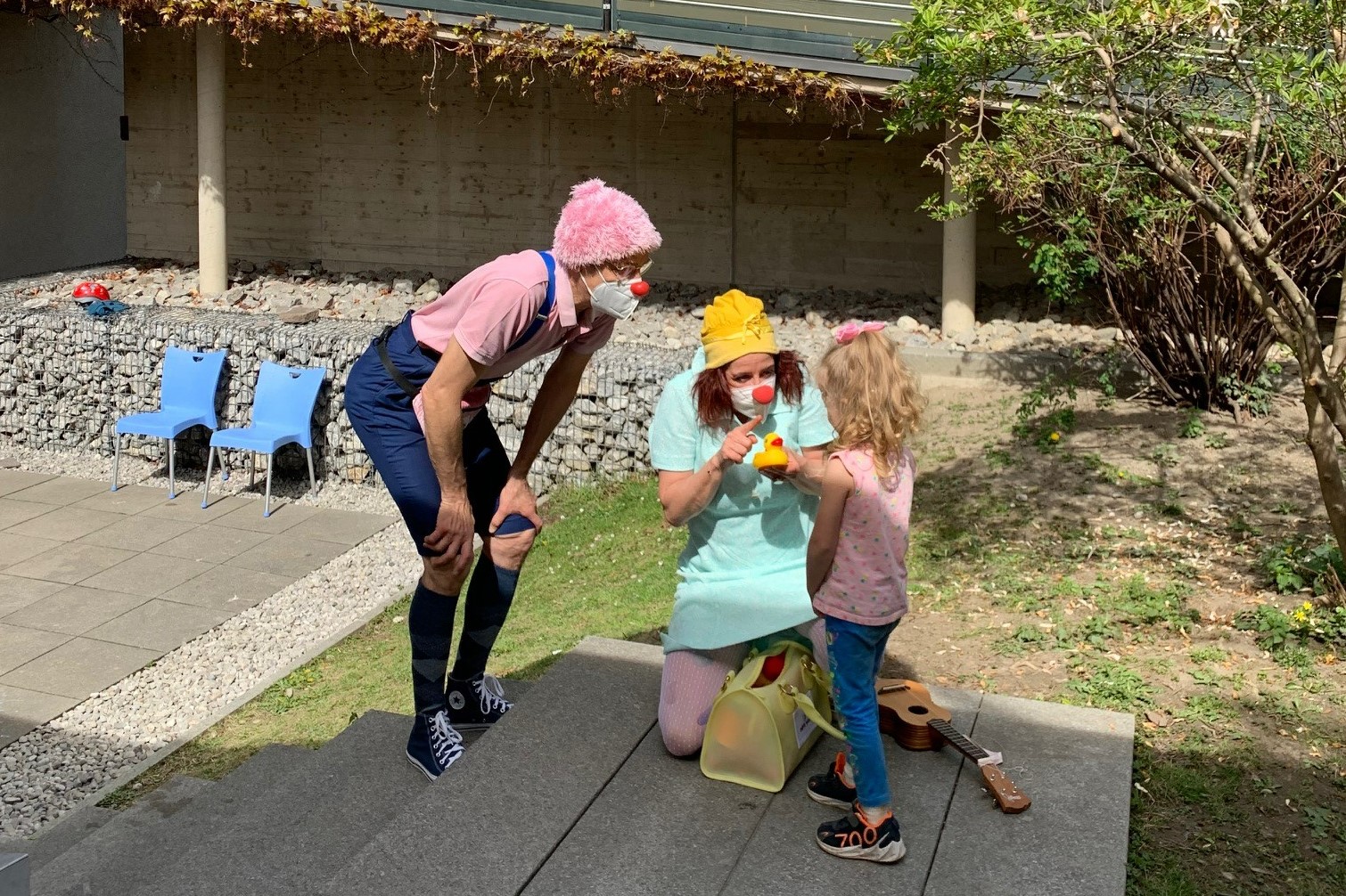 Clowns der ROTE NASEN bei der Interaktion mit einem geflüchteten Mädchen aus der Ukraine.