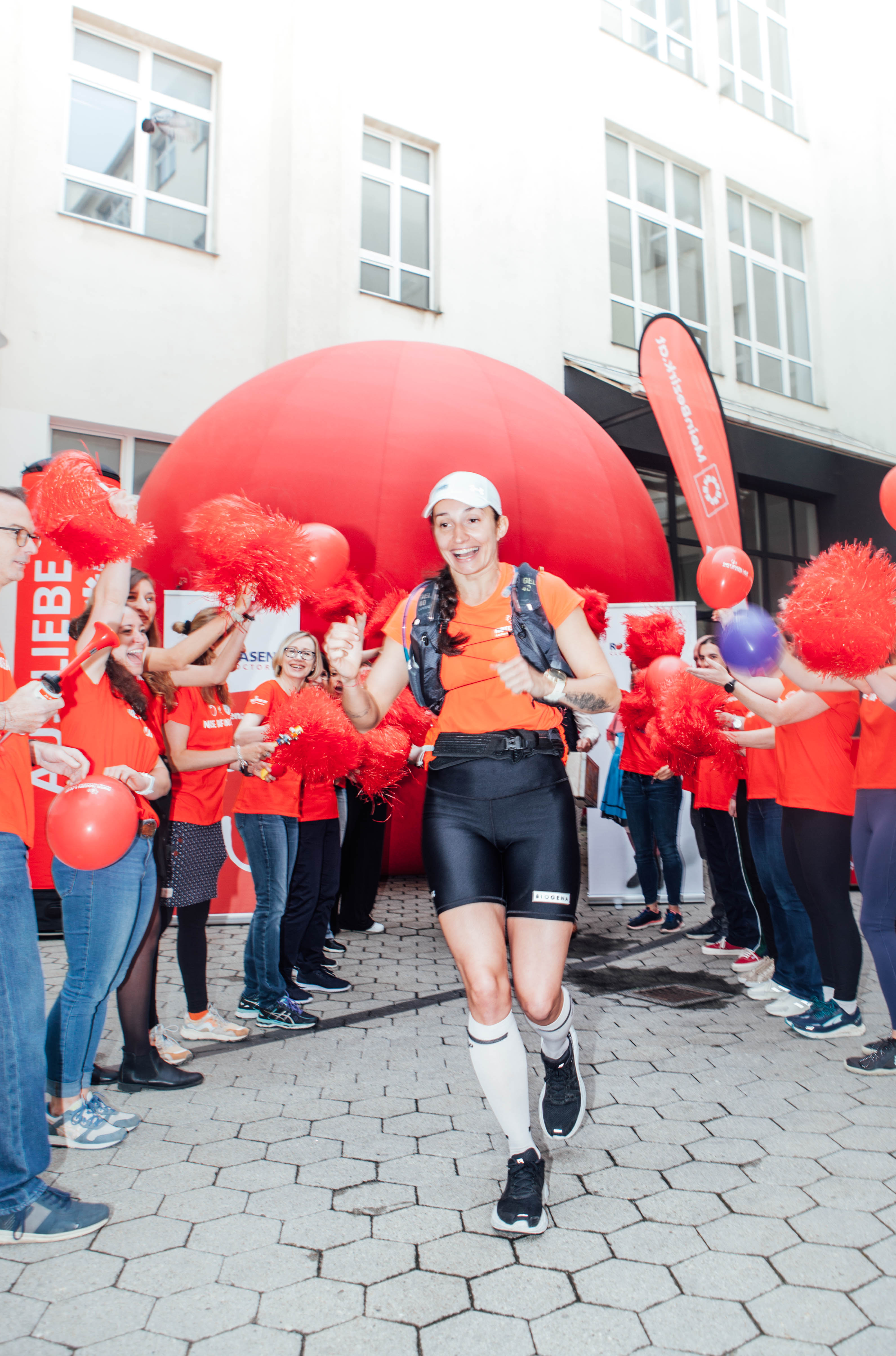 Profiboxerin Michaela Kotaskova startet ihren Spendenlauf für die ROTE NASEN und wird fleißig angefeuert.