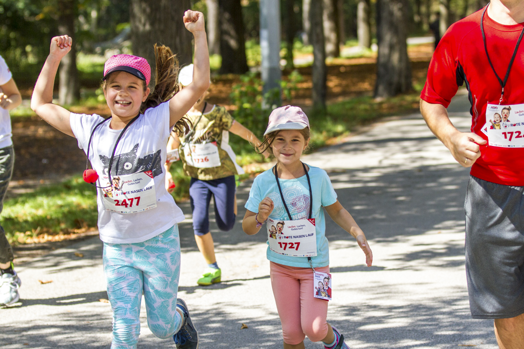 Kinder und Erwachsene auf der Wiener Hauptallee während des Wiener ROTE NASEN-Laufs.