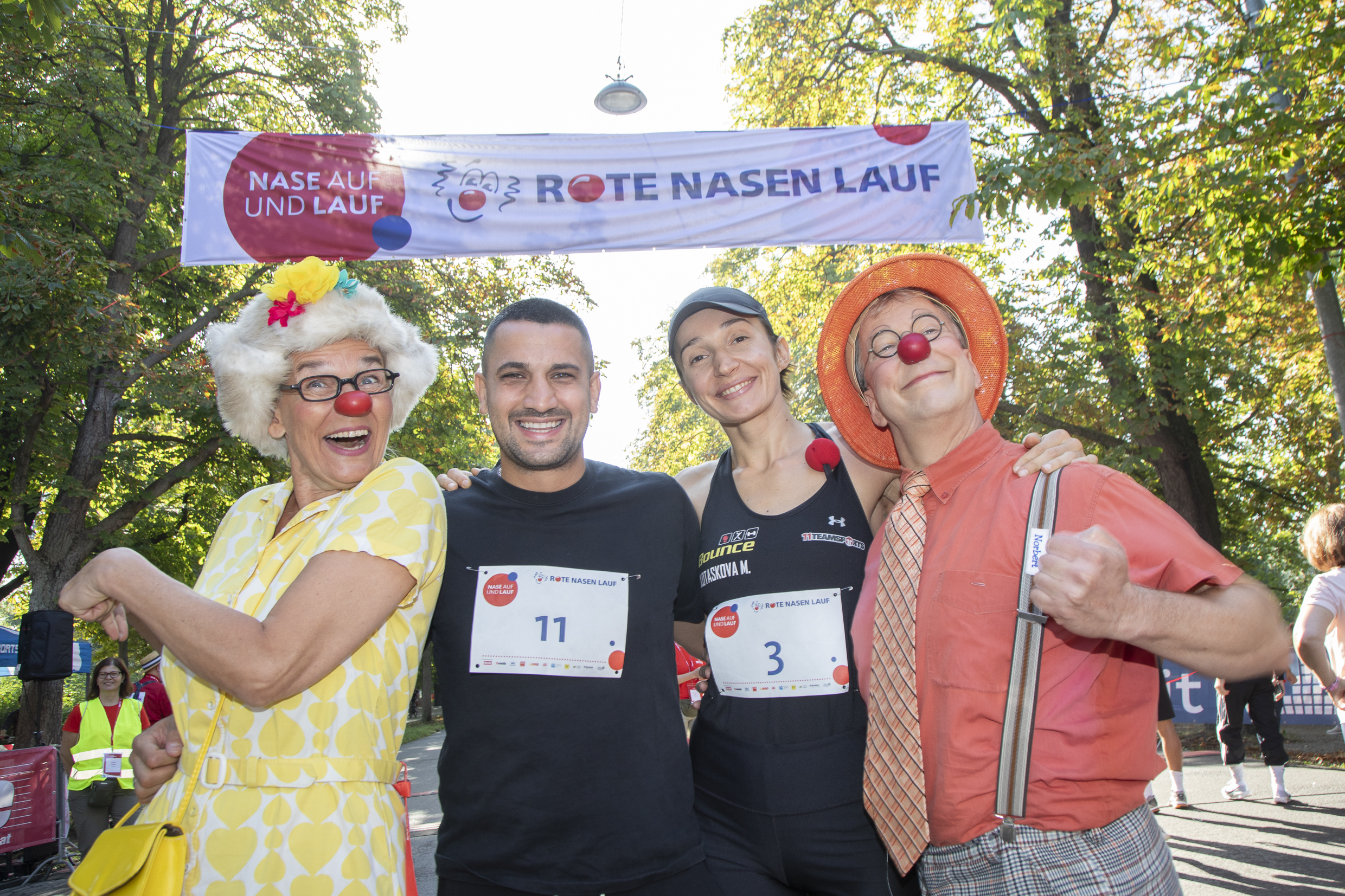 ROTE NASEN-Clowns Zitronella und Norbert auf einen Gruppenfoto mit Fadi Merza und Michaela Kostaskova.