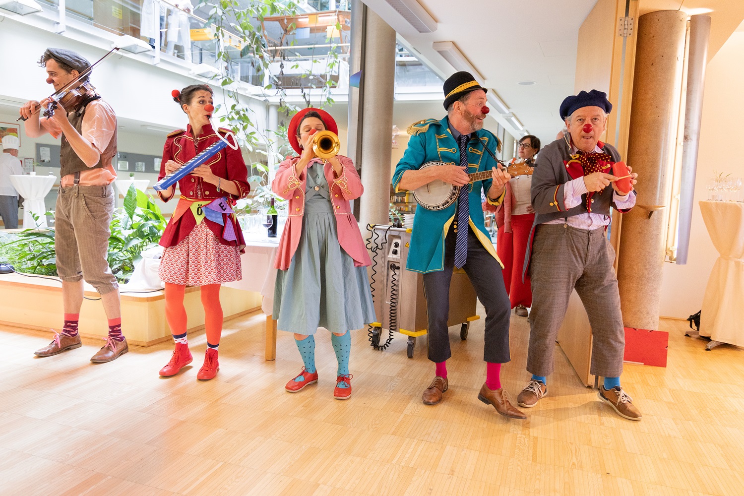 Ein musikalischer Auftritt von ROTE NASEN-Clowns in einem Pflegezentrum in St. Pölten.