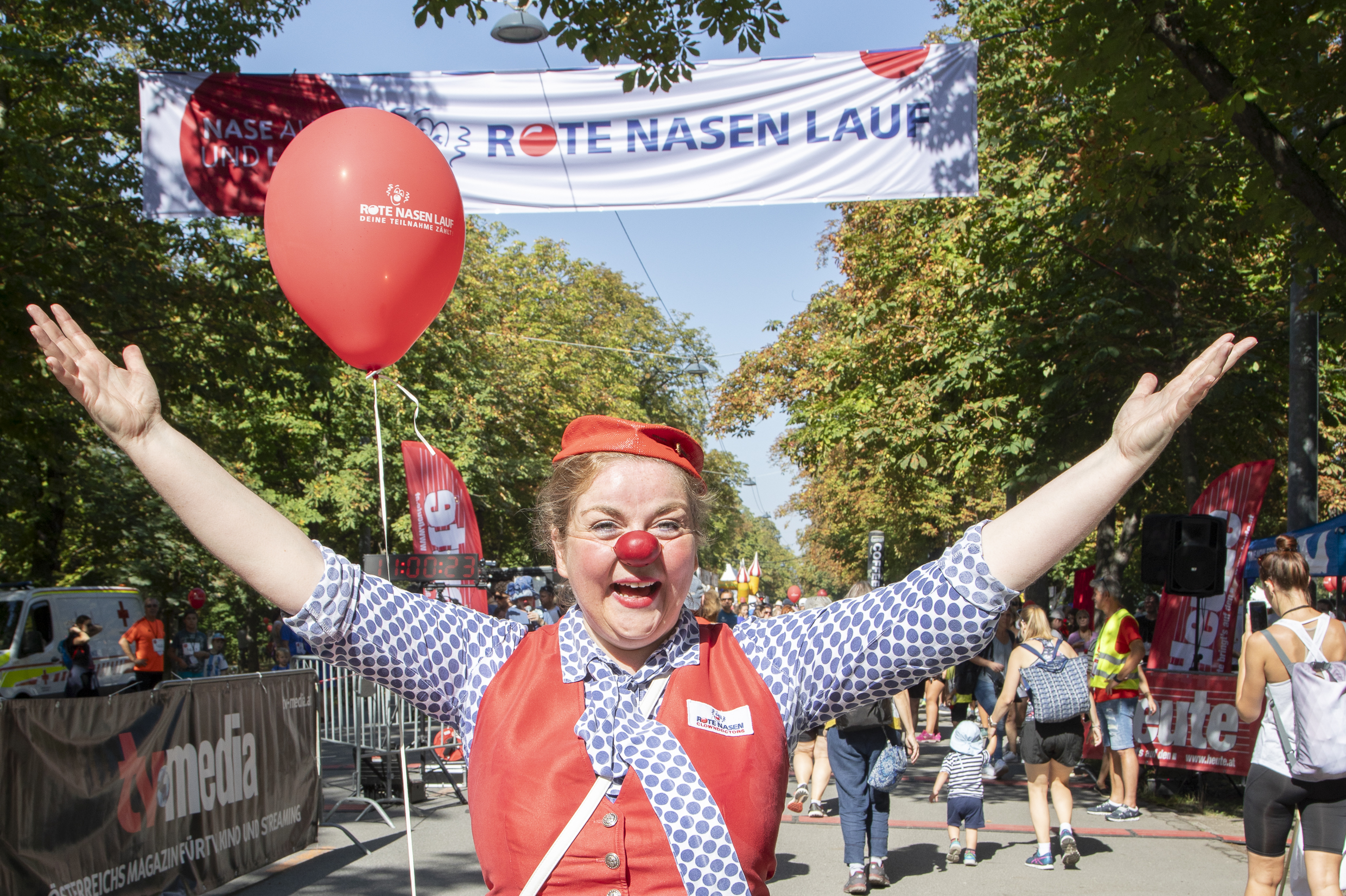 ROTE NASEN-Clownin Ecki lädt herzlich zum Wiener ROTE NASEN-Lauf ein.