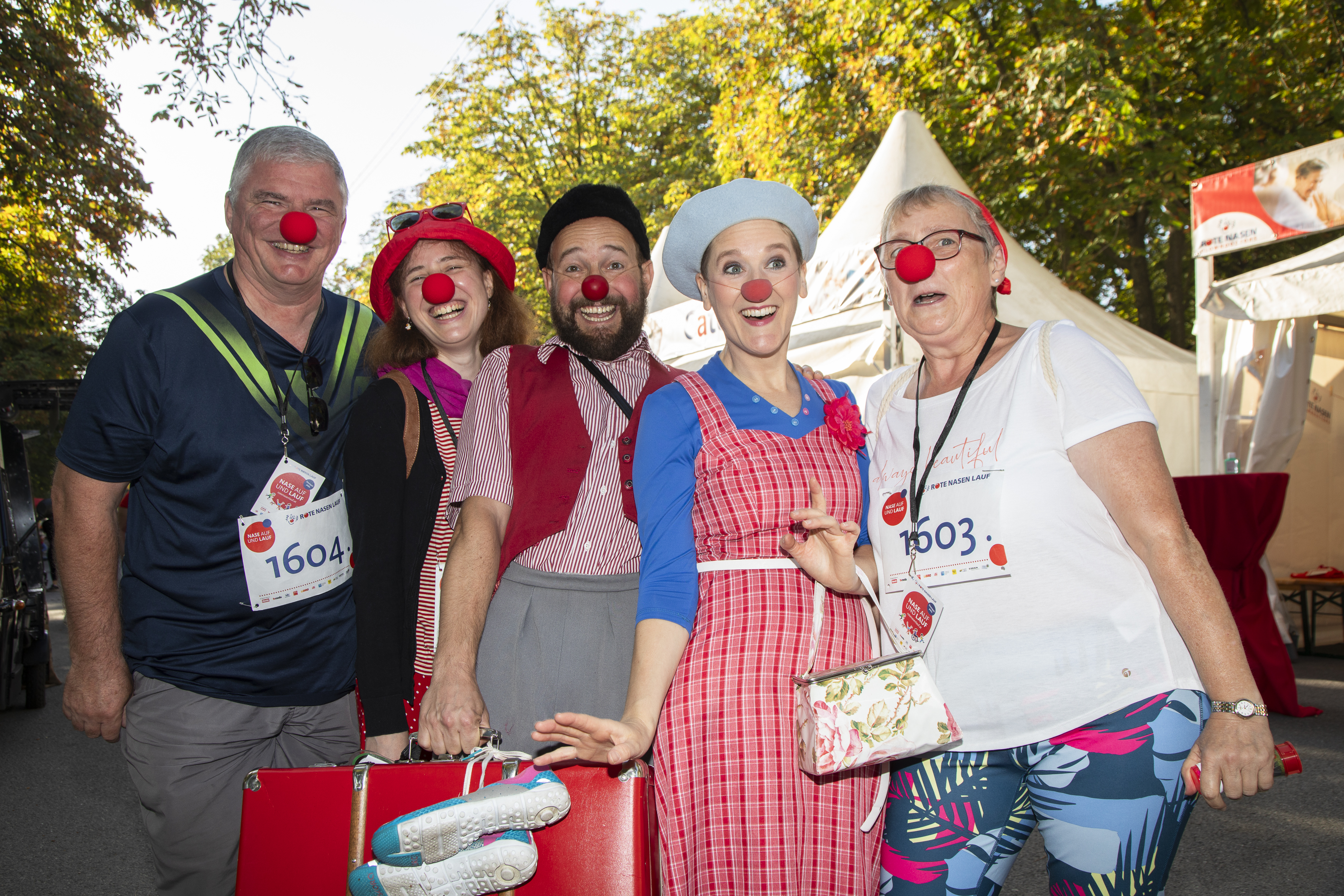 ROTE NASEN-Clowns Harald und Betti mit Teilnehmern des Wiener ROTE NASEN-Laufs.