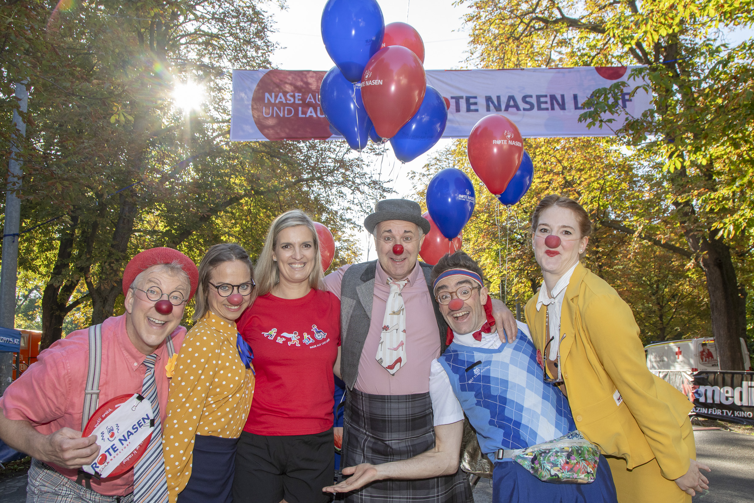 Die ROTE NASEN Geschäftsleitung Karin Kufner-Humer und Martin Kotal eröffneten gemeinsam mit den Clowns den 15. ROTE NASEN LAUF in Wien.