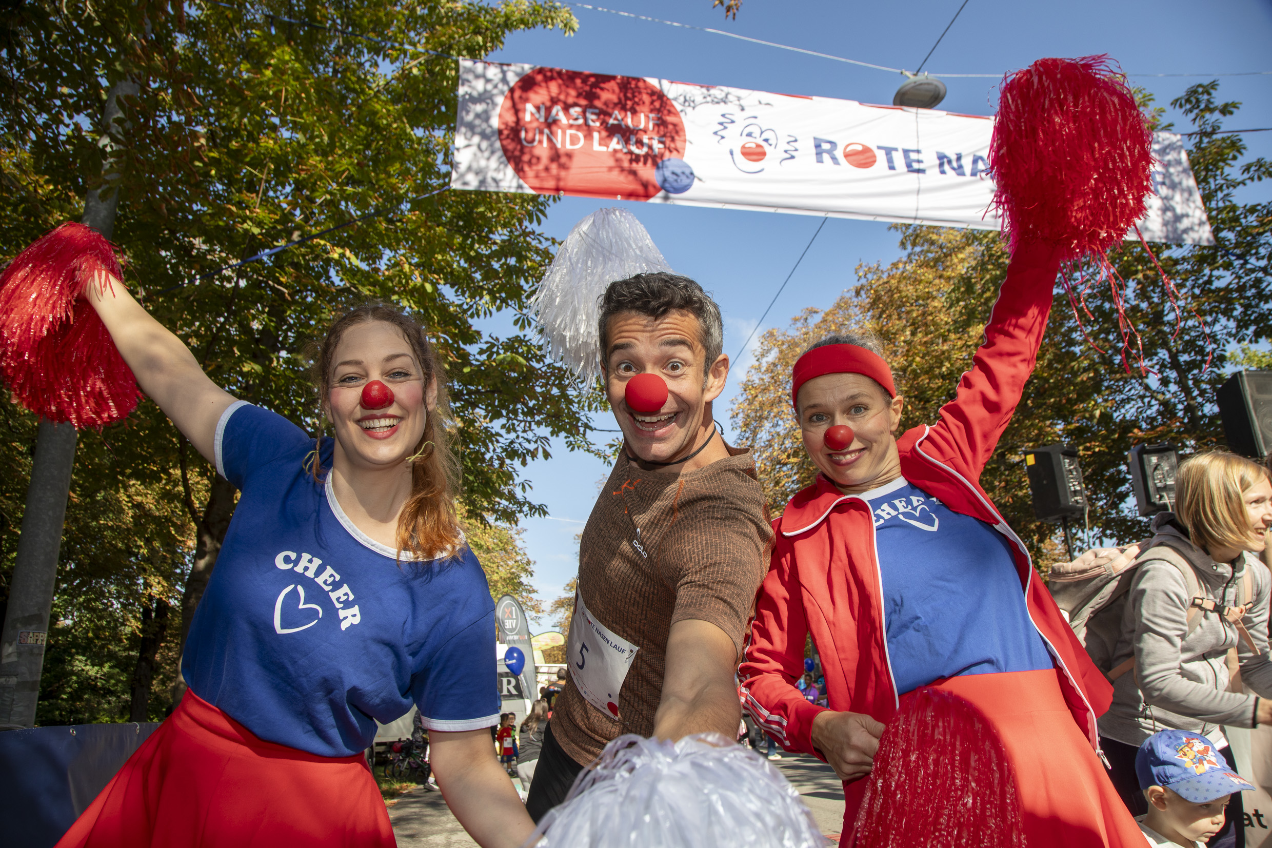 Der österreichische Kabarettist Omar Sarsam unterstützt den ROTE NASEN LAUF 2025.