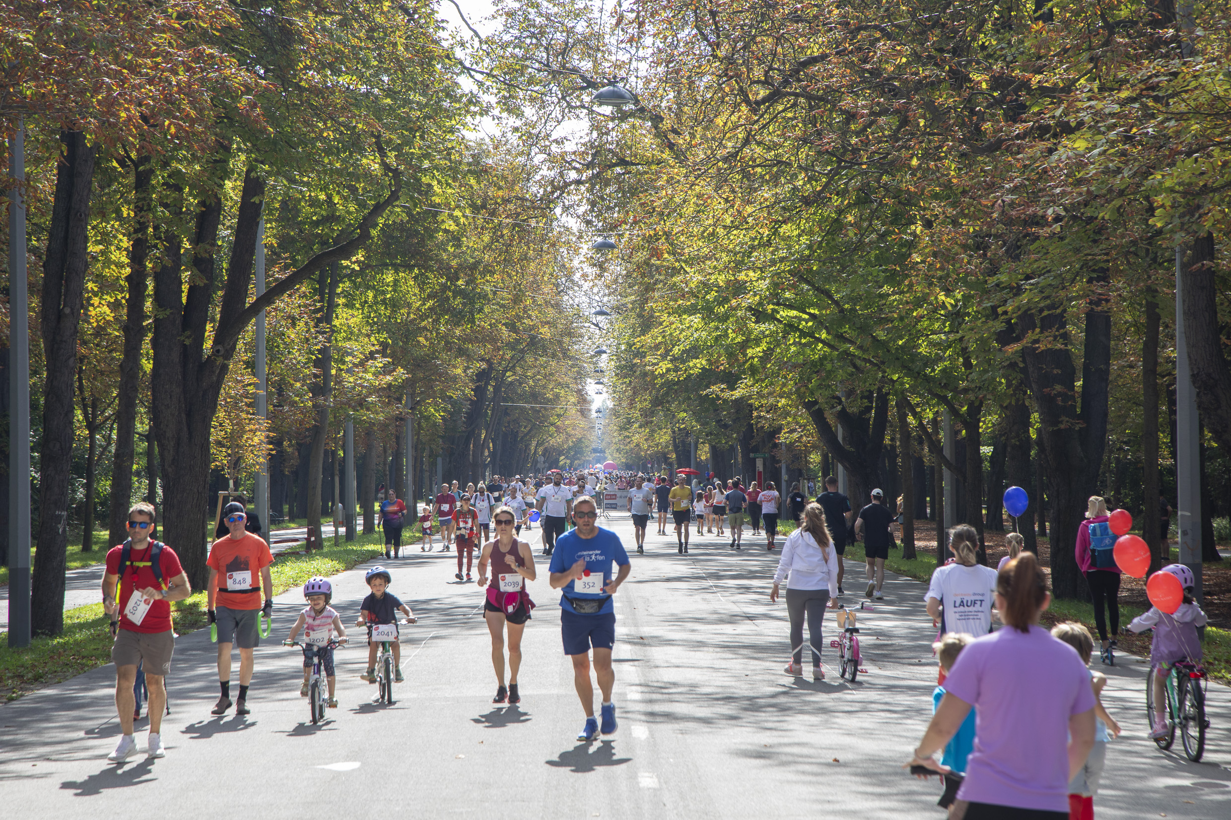 ROTE NASEN und die mehr als 3.000 Teilnehmer*innen freuten sich über traumhaftes Laufwetter.