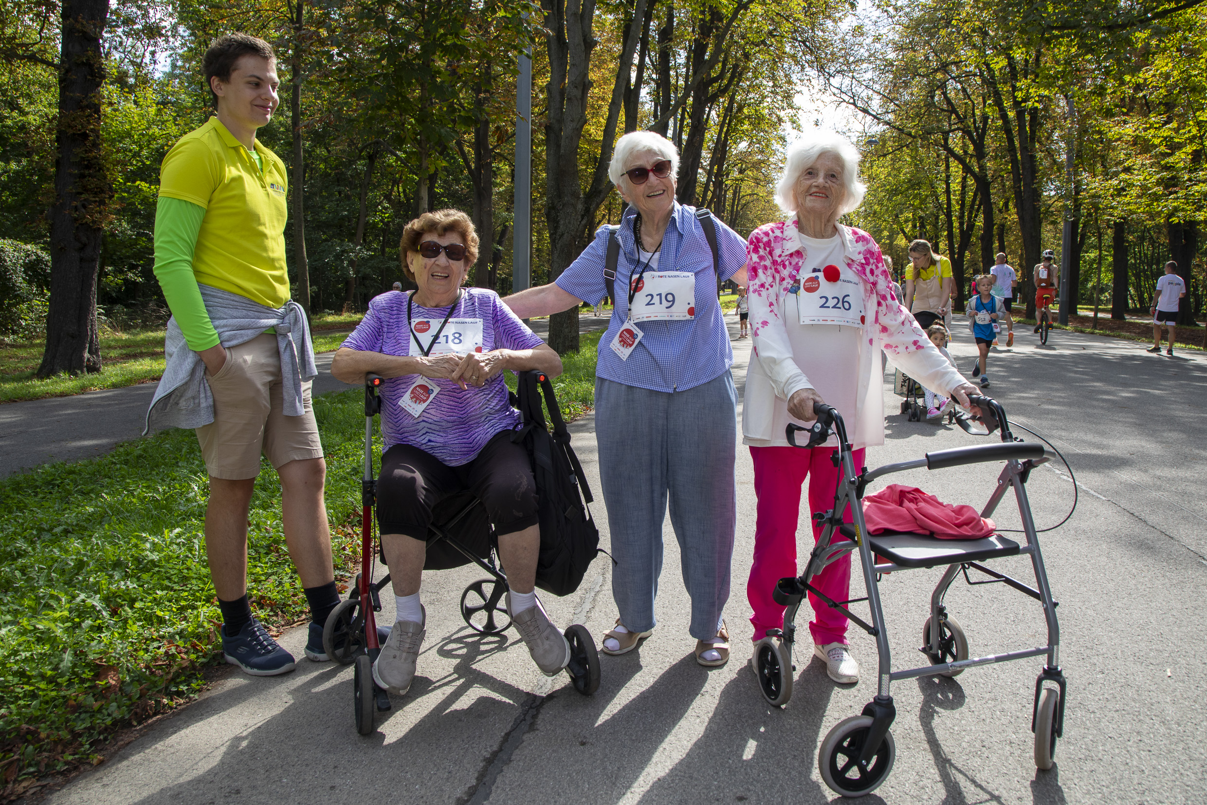 Jung und Alt gemeinsam für ein Lachen im Spital - die älteste Teilnehmerin auf der Strecke war 98!