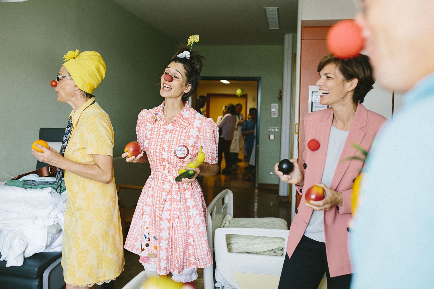 Gesundheitsministerin Rendi-Wagner und die Clowns musizieren gemeinsam