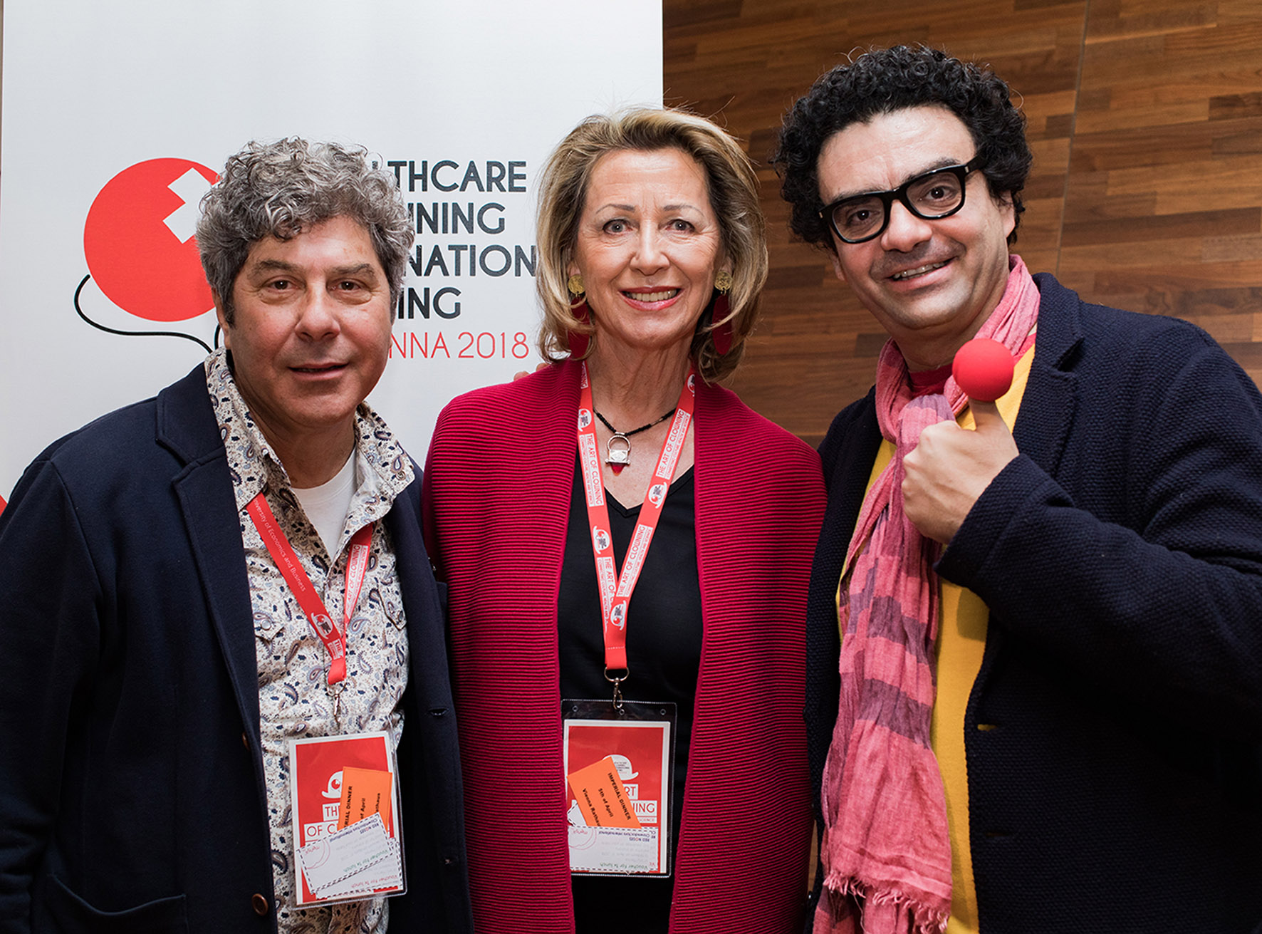 Giora Seeliger, Gründer & künstlerischer Leiter von ROTE NASEN, Monica Culen, Gründerin von ROTE NASEN und Rolando Villazon, Startenor posieren für ein Foto