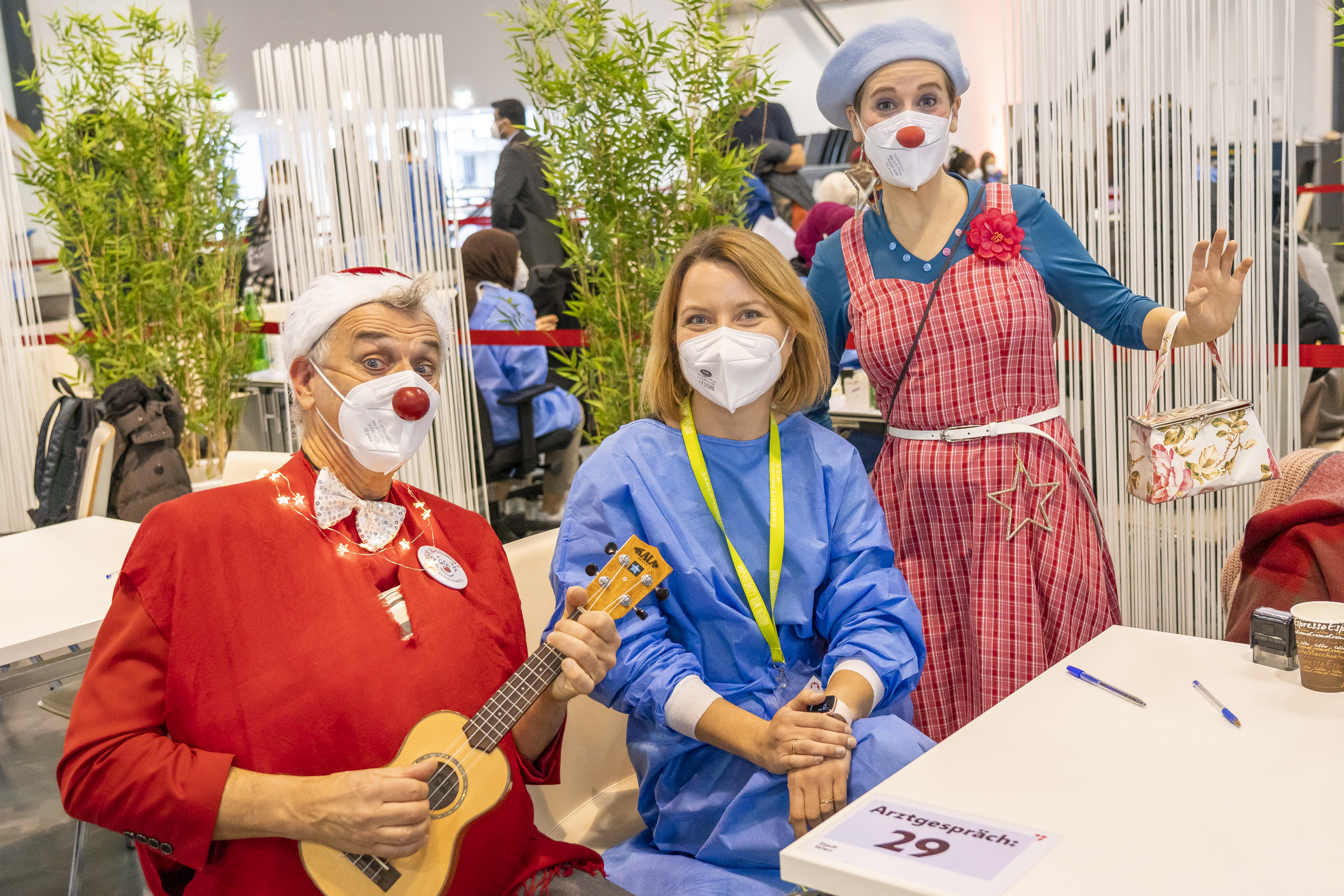 Die ROTE NASEN-Clowns Igor und Betti, sowie eine Ärztin anlässlich eines Weihnachtsbesuchs.