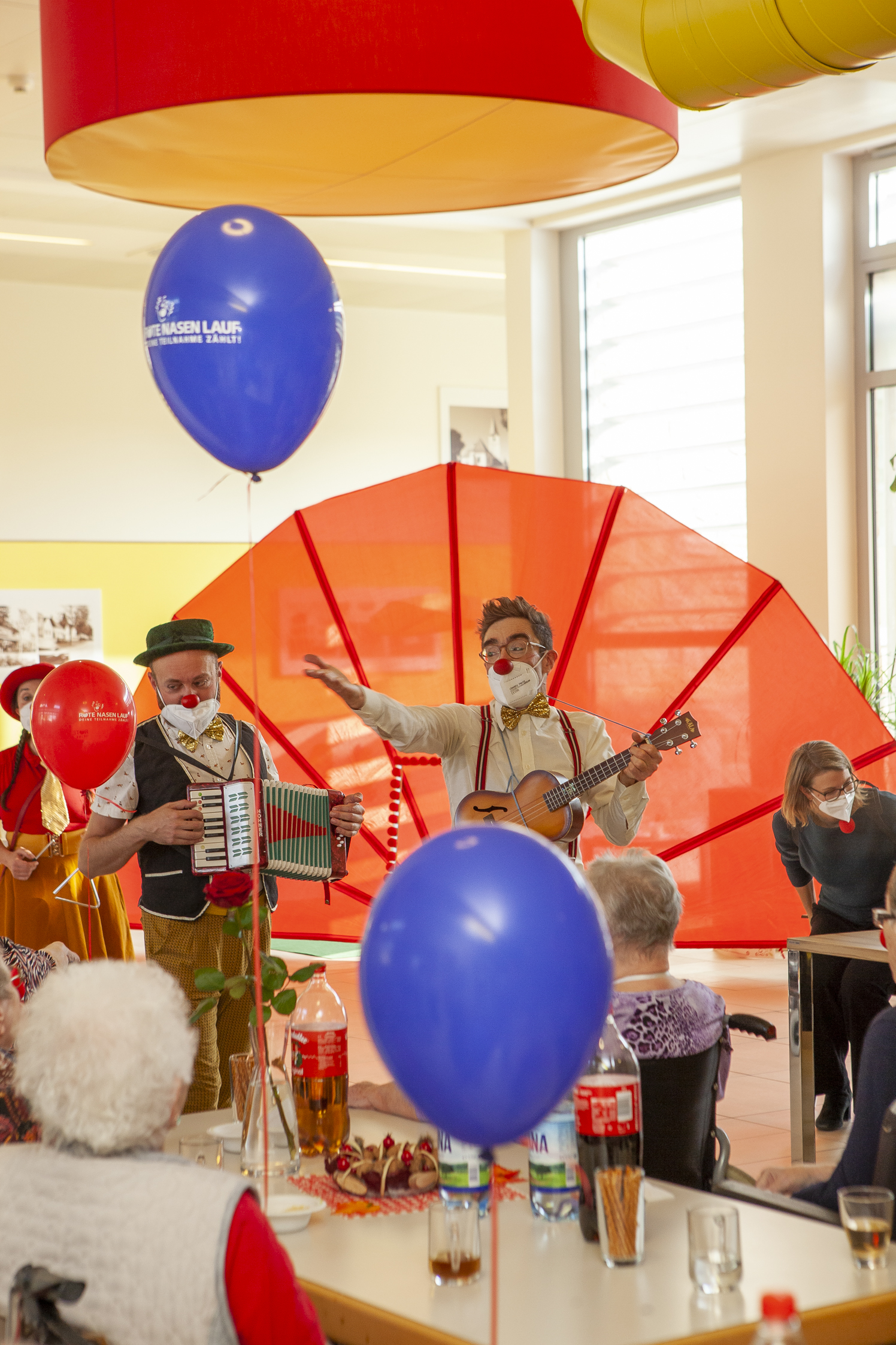 ROTE NASEN-Clowns Albert und Bernhart bei einem Auftritt in einem Pflegeheim.
