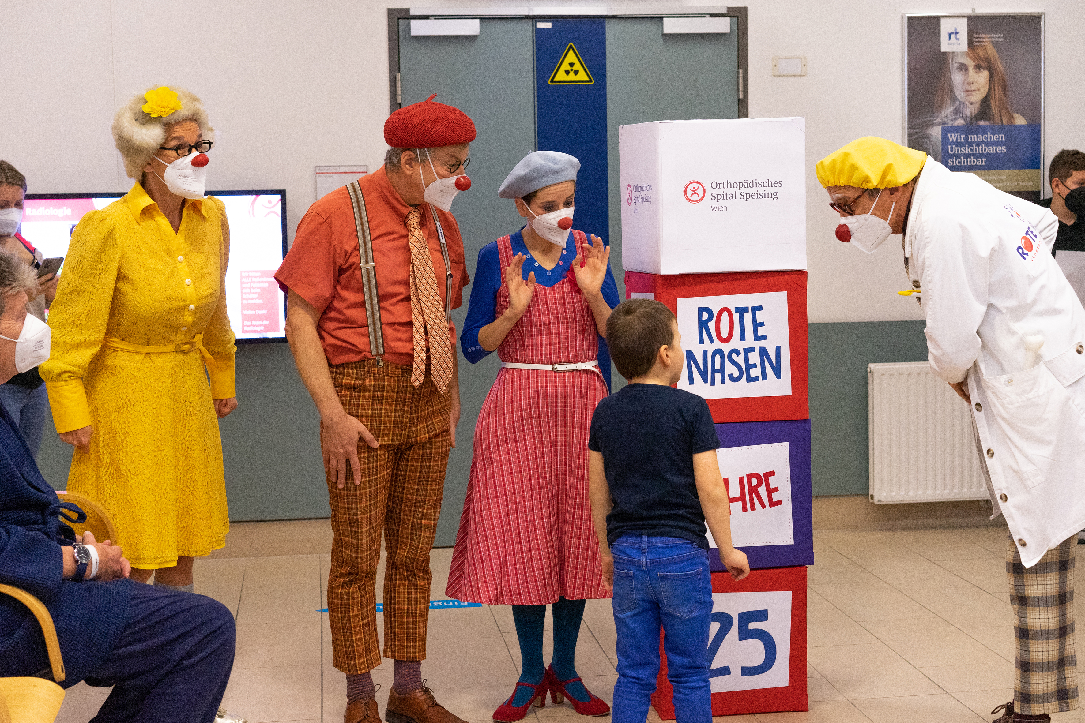 Die Clowninnen und Clowns Zitronella, Norbert und Irmi bei einem Besuch im orthopädischen Spital Wien-Speising. 
