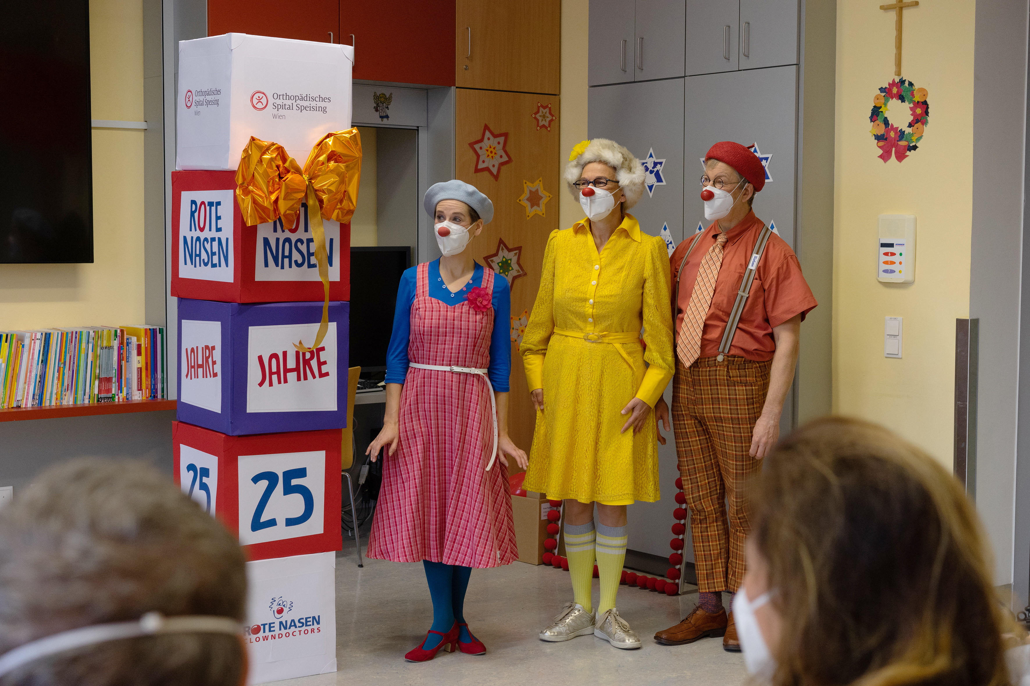 ROTE NASEN-Clowns Betti, Zitronella und Norbert bei einem Besuch im orthopädischen Spital Wien-Speising.