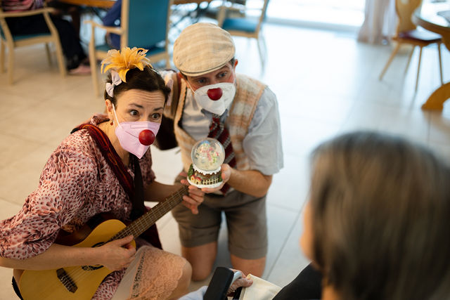 ROTE NASEN-Clown Guido und Clown-Kollegin bei einem musikalischen Auftritt in einem Pflegeheim.