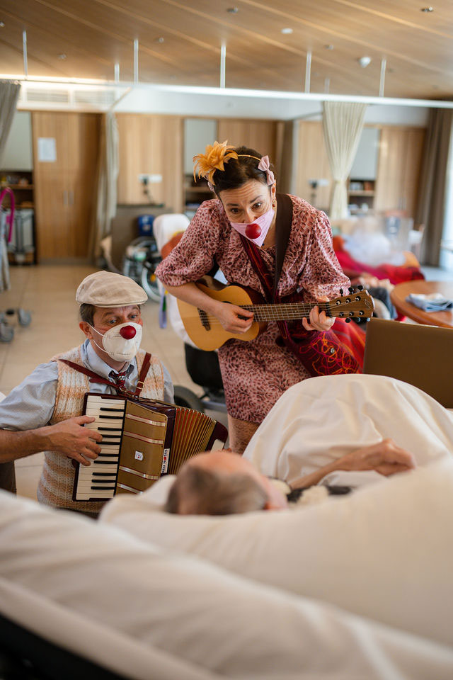 ROTE NASEN-Clown Guido und Clown-Kollegin bei einem musikalischen Auftritt in einem Pflegeheim.