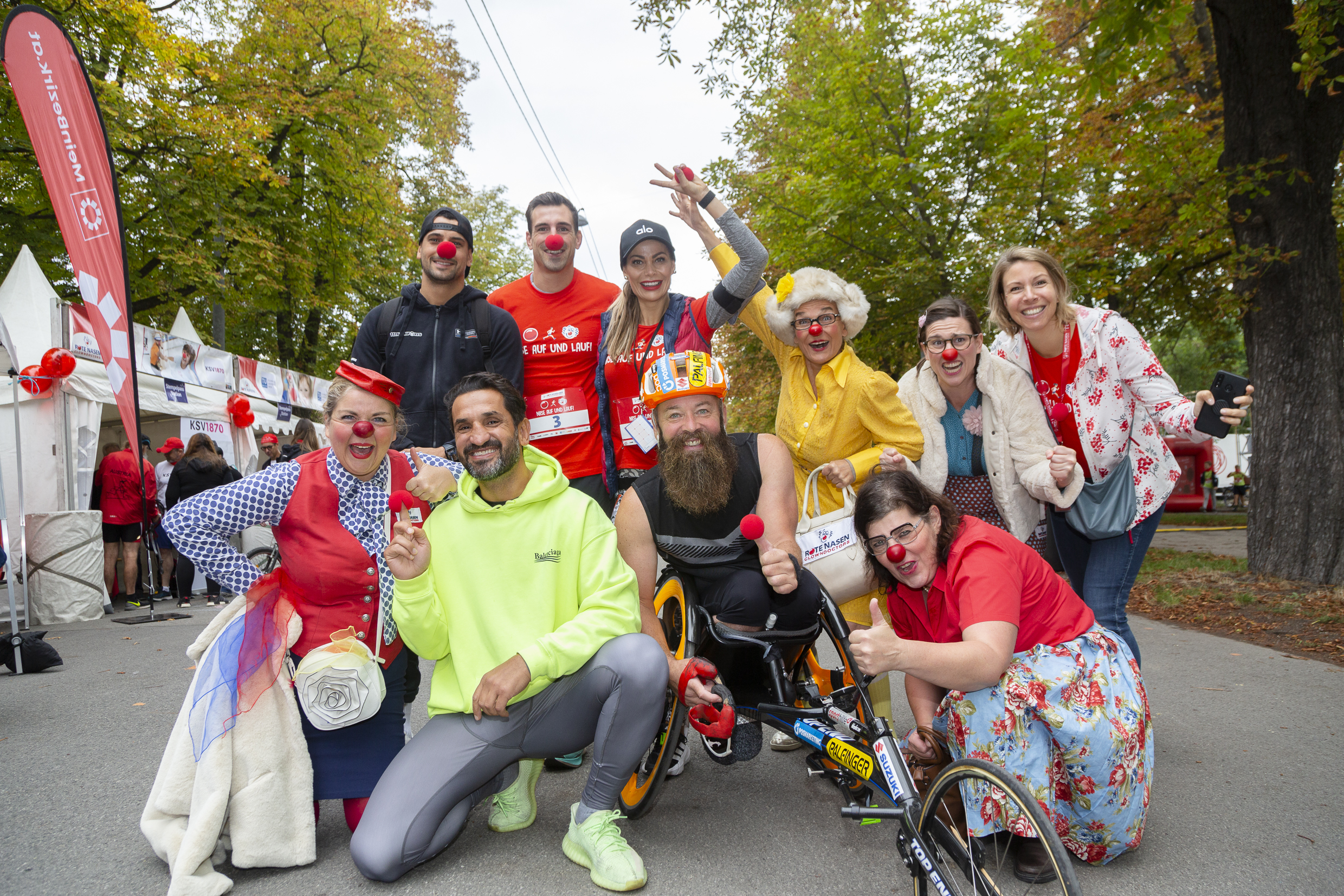 Fadi Merza, Thomas Geierspichler, ROTE NASEN-Geschäftsführerin Frau Mag. (FH) Ivana Bacanovic und Clowns am Wiener ROTE NASEN-Lauf.