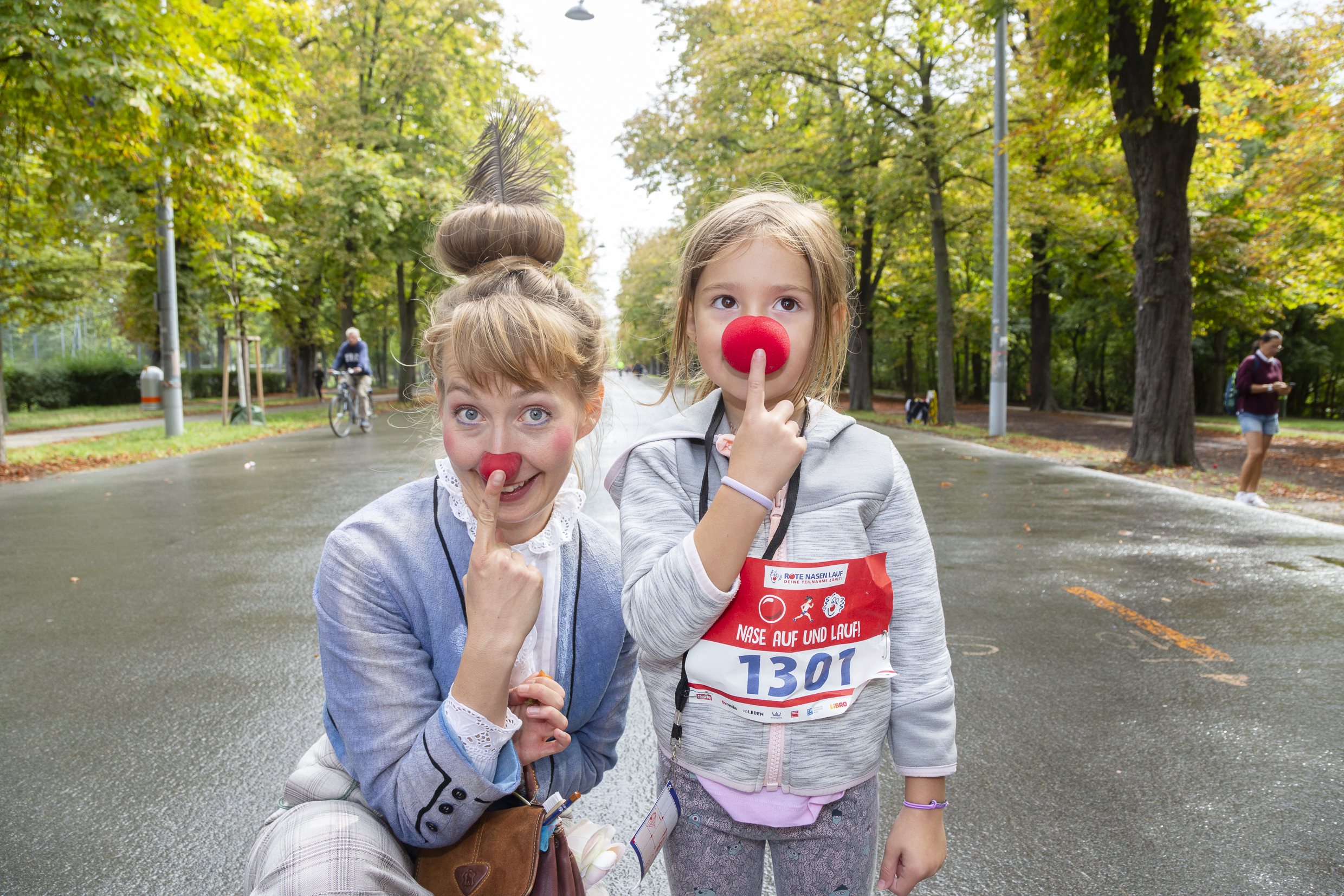 ROTE NASEN-Clownin Huberta und ein kleines Mädchen am Wiener ROTE NASEN-Lauf.