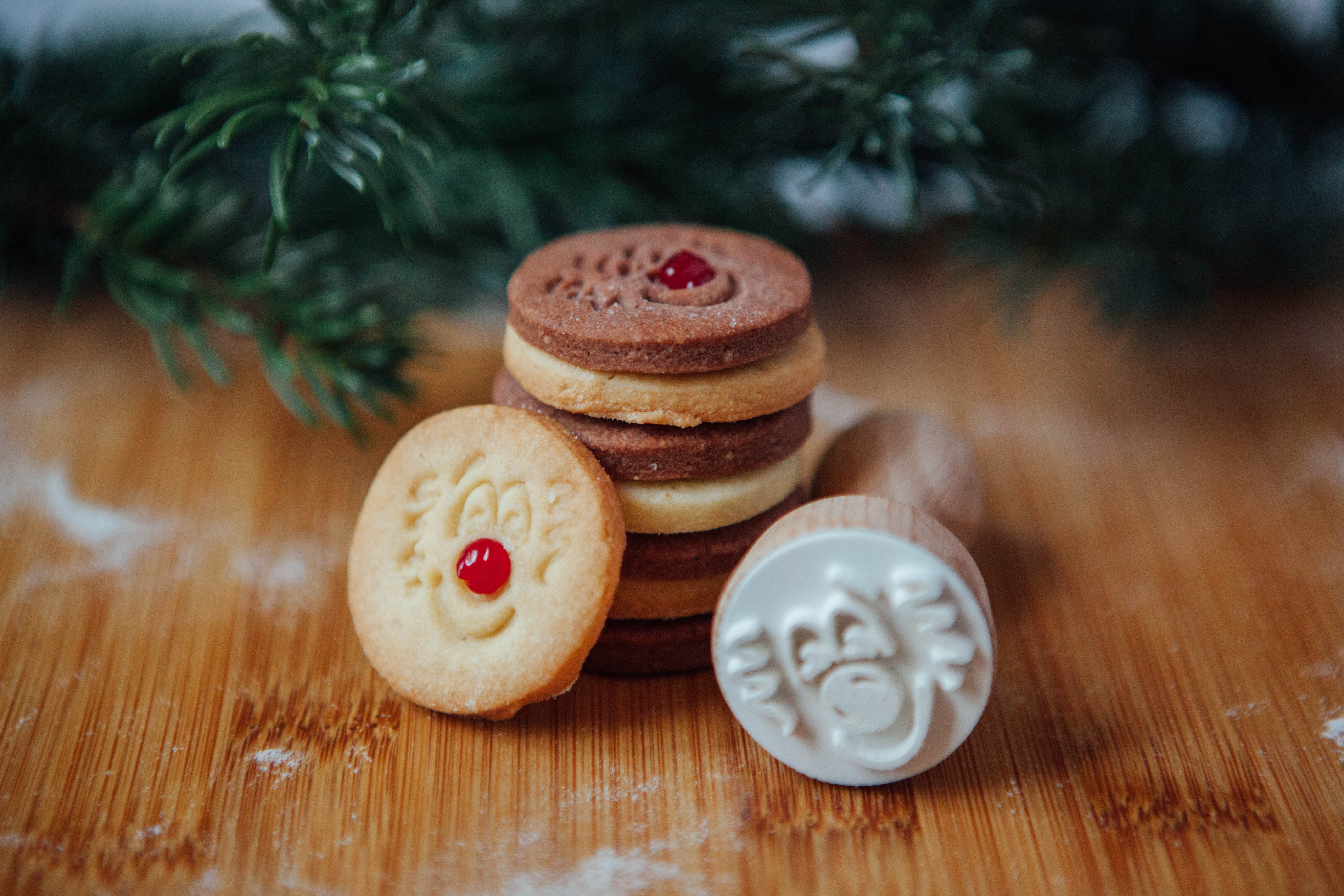 Weihnachtskekse mit einer kandierten Kirsche als Nase, dazu ein Stempel.