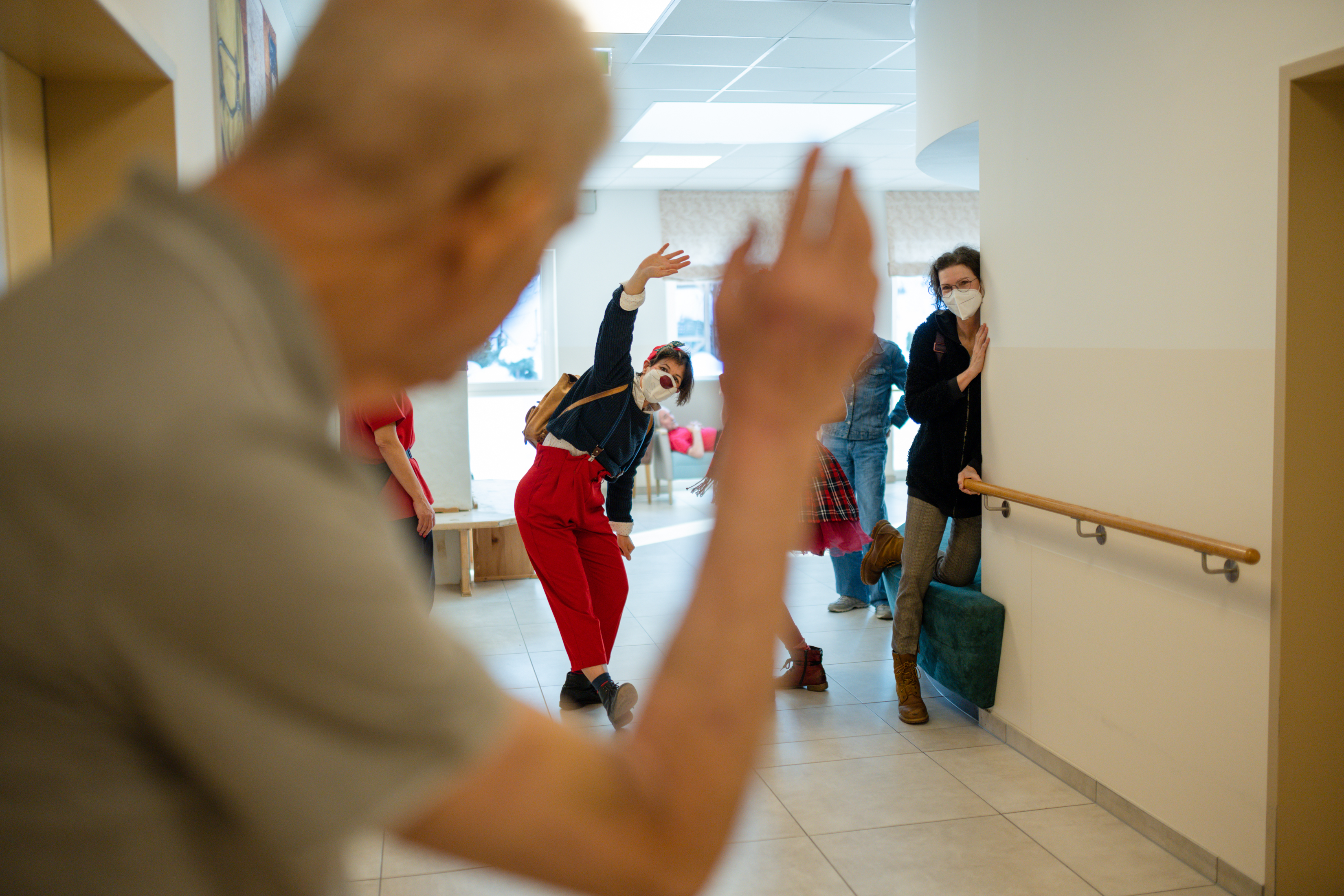 Clowns der ROTE NASEN bei einem Besuch in einem Seniorenheim.