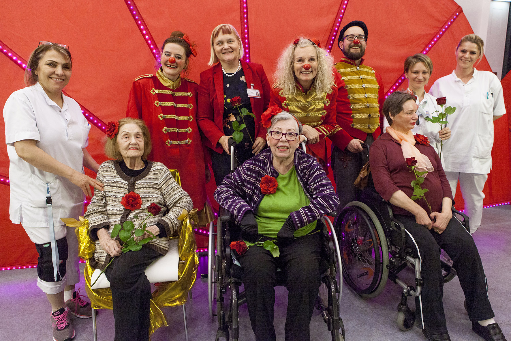 Gruppenfoto mit Bewohnerinnen, Clowns und Pflegepersonal 