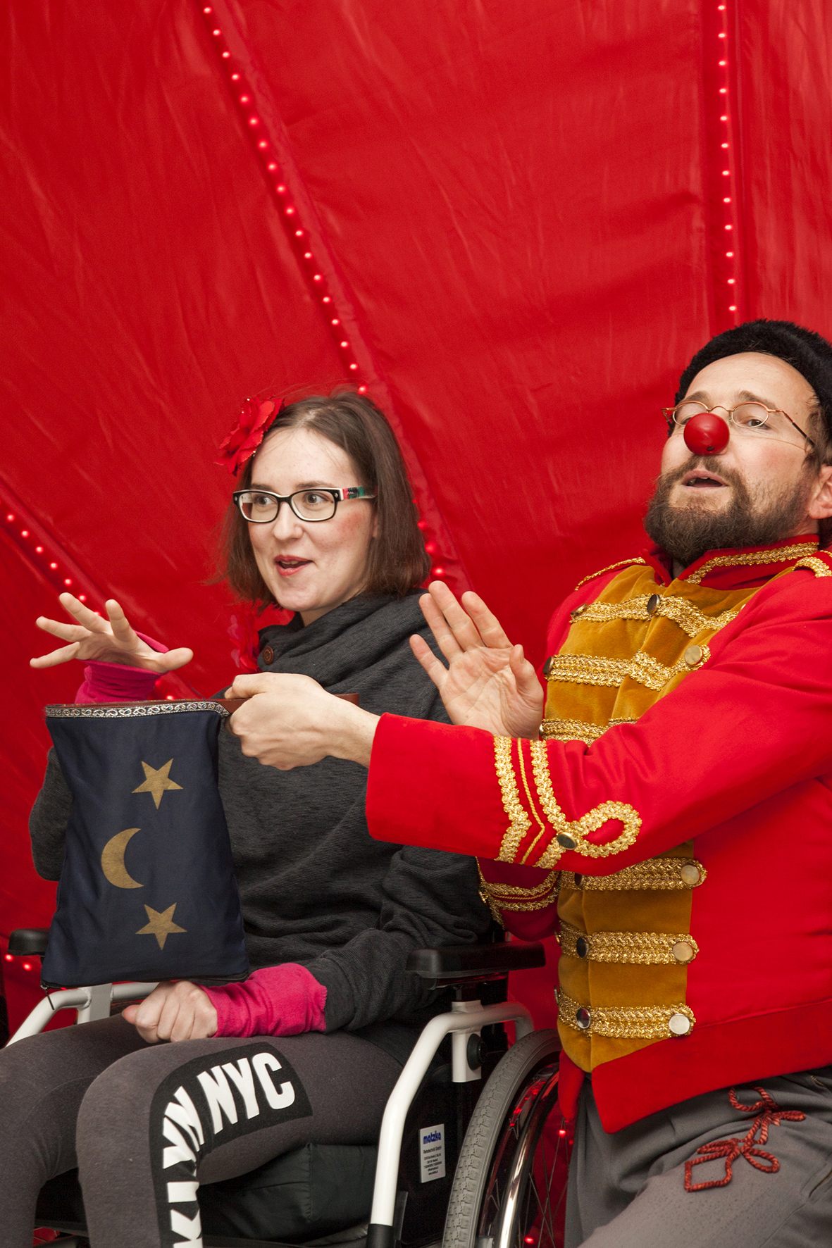 Clown und Patientin zaubern