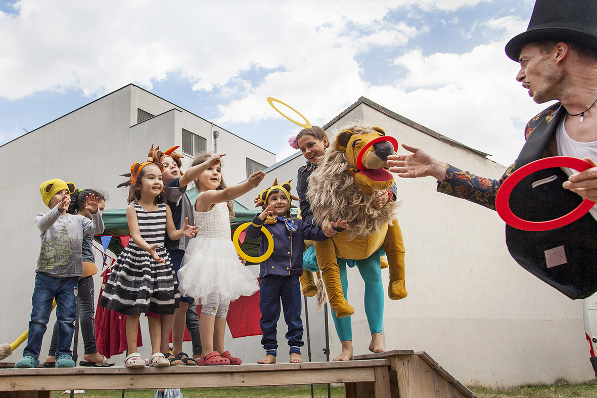 Kinder zeigen auf der Bühne ein Zirkustrick