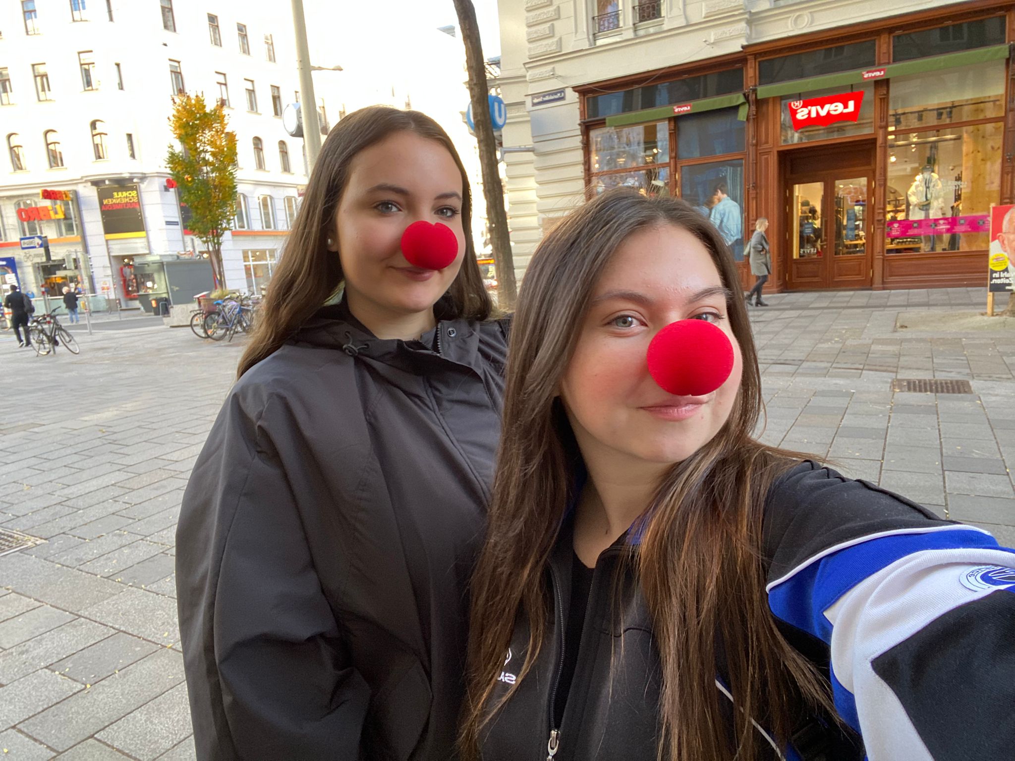 Schülerinnen bei der Straßensammlung für ROTE NASEN in Wien
