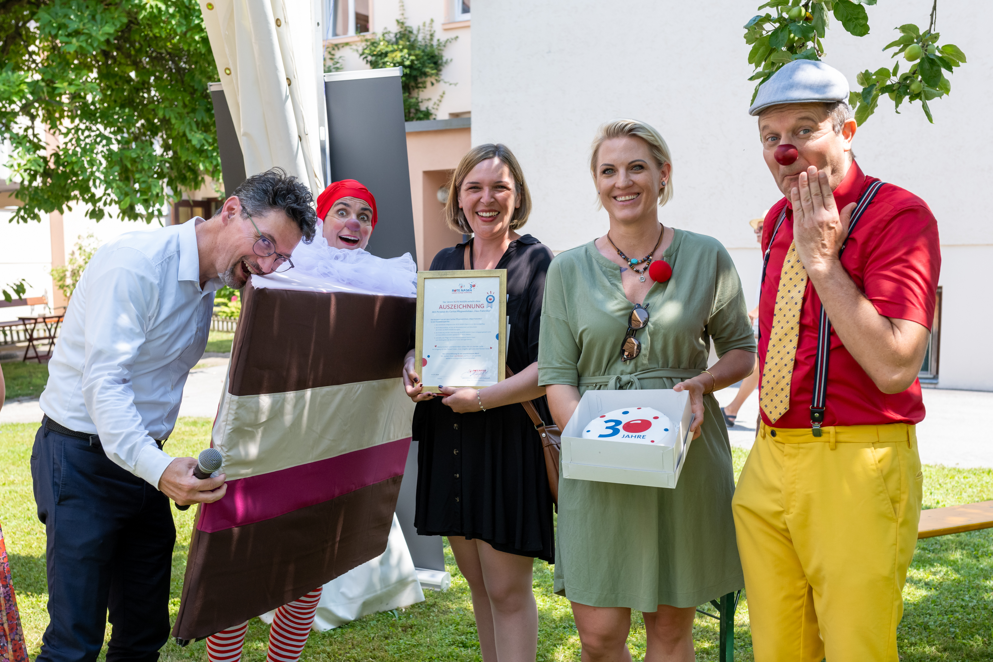 Gruppenbild mit Caritasdirektor für Kärnten Herr Ernst Sandrieser, Janine Vasiri, Nadja Prasser und Clown Guido.
