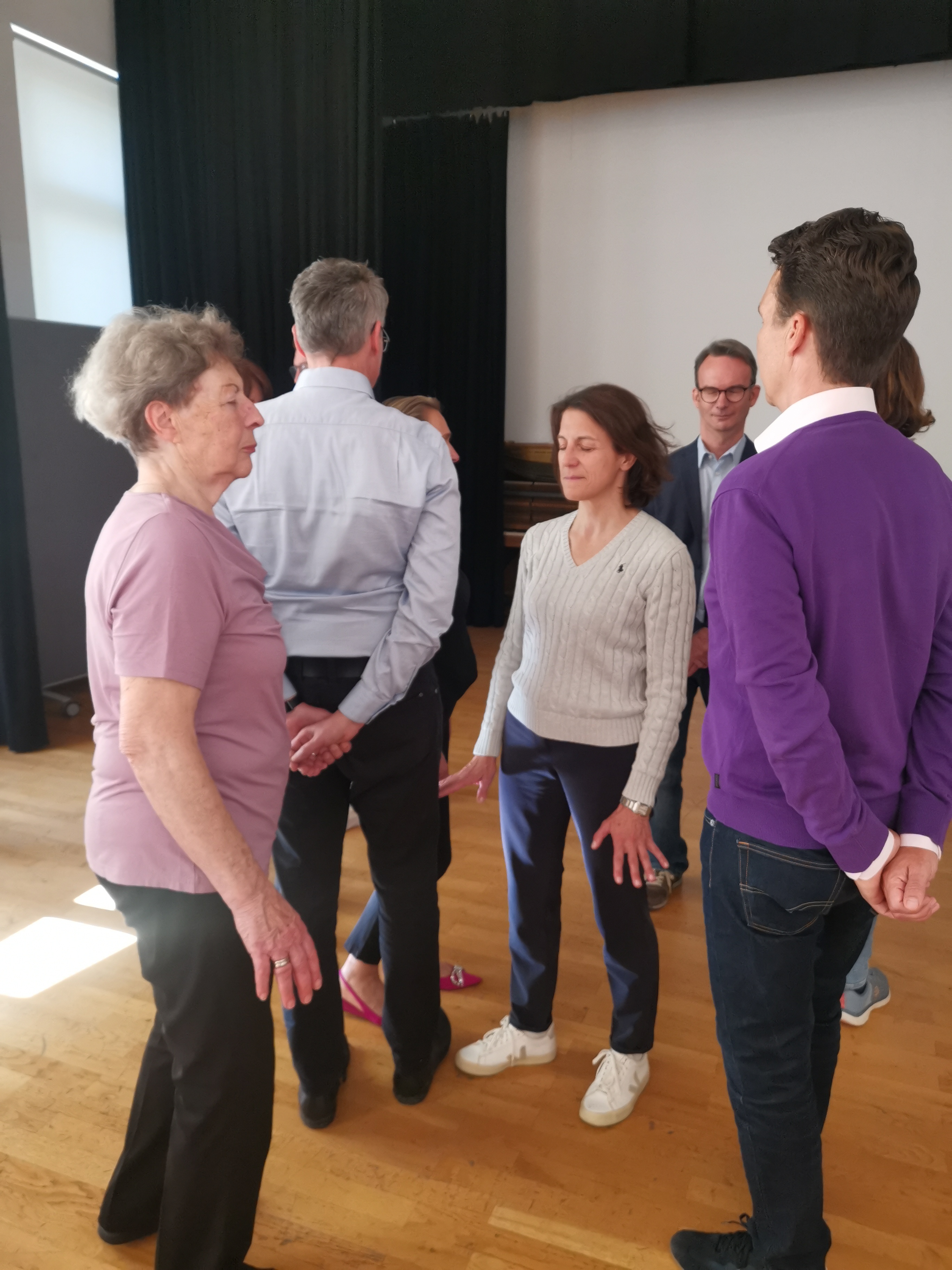 Teilnehmer*innen bei einer Workshop-Übung während des ROTE NASEN Freunde-Treffens.