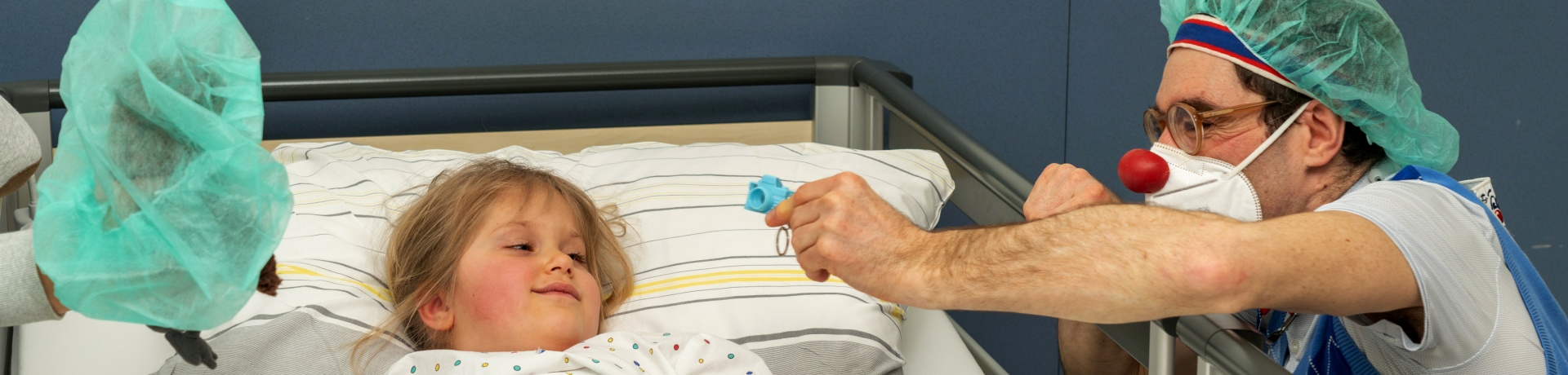 Clownbesuch bei einem Kind im Spital.